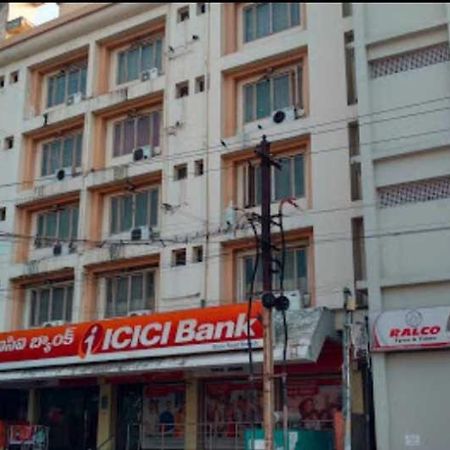 Hotel OYO 39589 Santhi Grand Vijayawāda Esterno foto